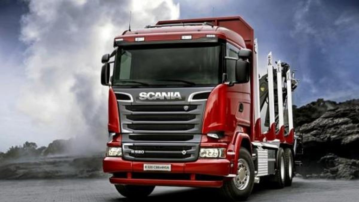 Scania rød lastebil i motgående sving